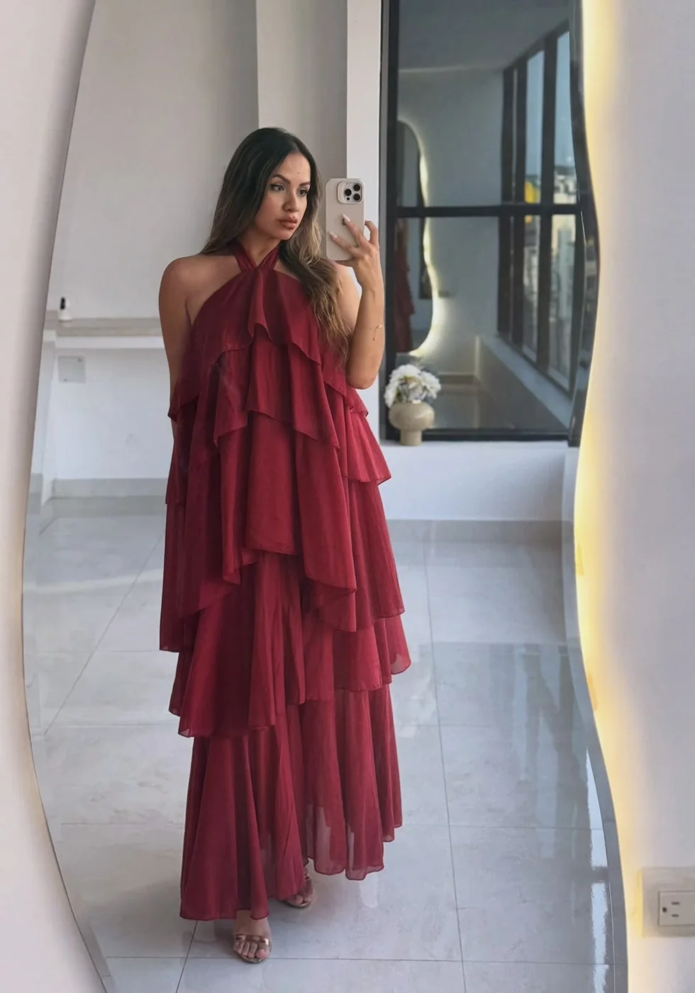 Vestido Midi de Gasa Escarlata con Cuello Halter y Volantes en Cascada