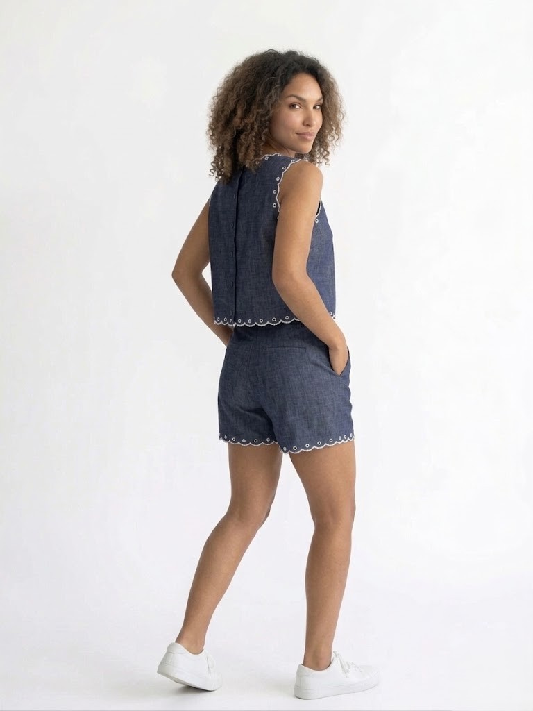 Conjunto Azul Índigo con Bordado Floral y Acabado Festoneado